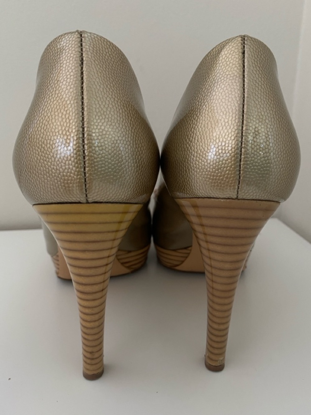 🇮🇹 Salvatore Ferragamo|Gold Leather Vara Bow Peep Toe Pumps - Picture 13 of 16